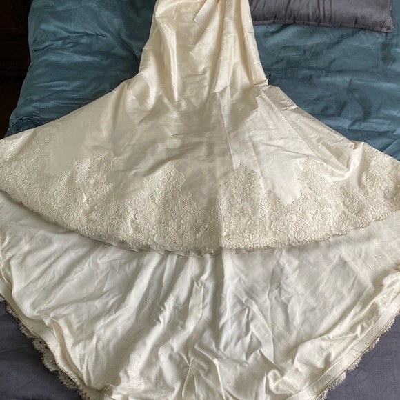 Paloma Blanca Ivory strapless wedding gown (#3854), size 14 - Picture 7 of 13